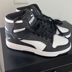 Never worn Boys High top sneaker